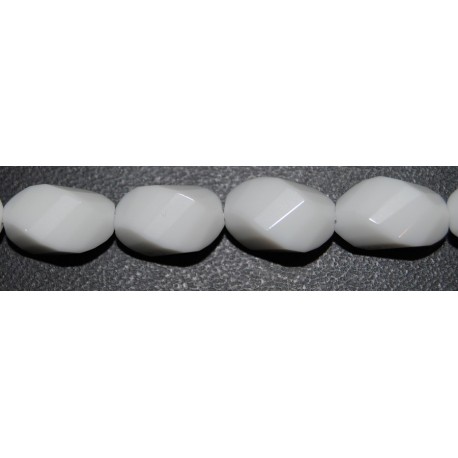 Onix blanco oval "S" facetado 10*15 mm.