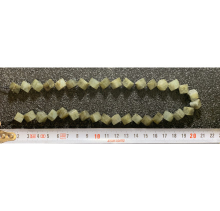 Labradorita dado 8 mm.